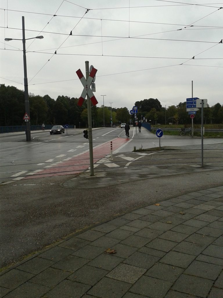 Mit einem letzten Kraftakt überquert die Westendstraße die Autobahn, bevor sie sich in den Westpark ergießt